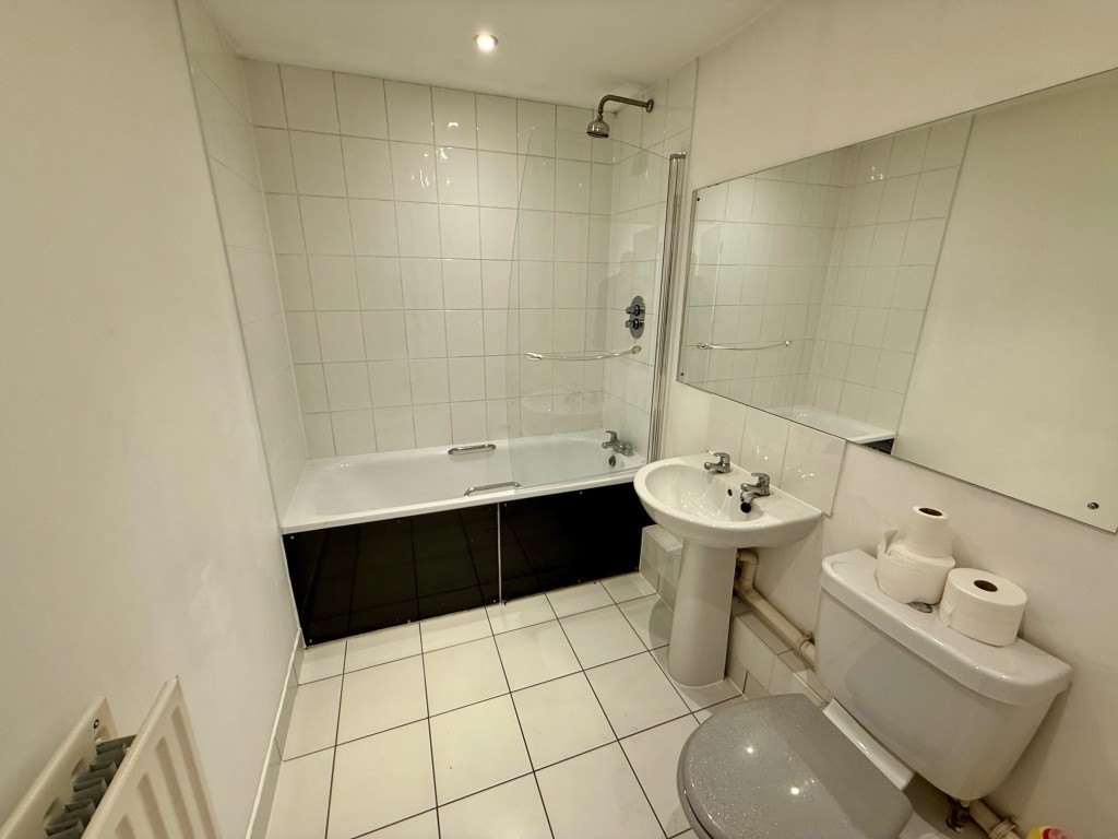 Lot: 105 - SECOND FLOOR FLAT WITH EN-SUITE TO MASTER BEDROOM - Three piece bathroom suite with shower over bath